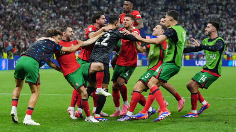 曼联vs莱斯特城比赛前瞻及最新赛况分析